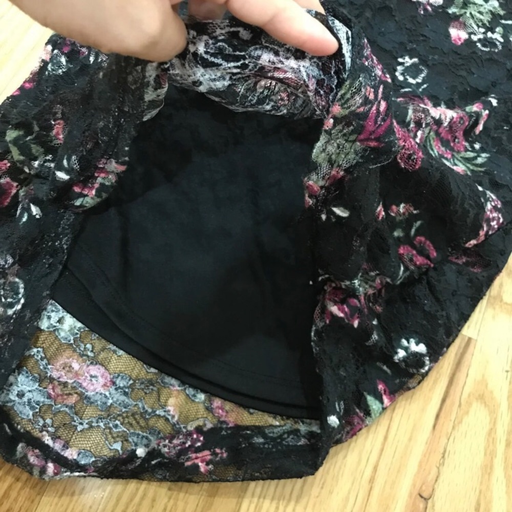Floral Lace Top - Picture 4 of 7